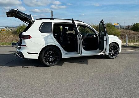 BMW X7 M X7 M60i xDrive 22 "+LUFT+AHK+PANO+HARMAN+AKTION