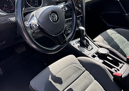 VW Golf Volkswagen 2.0 TDI SCR DSG 110kW R-Line Variant R-Line