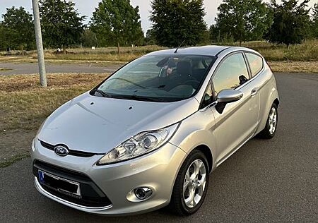 Ford Fiesta 1,25 82 PS TÜV 08/26 Klima 8-fach bereift