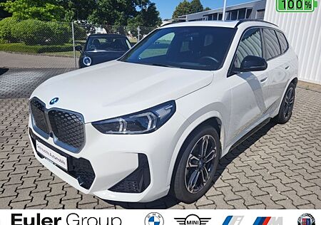 BMW iX1 eDrive20 Sportpaket HUD AD El. Panodach Pano