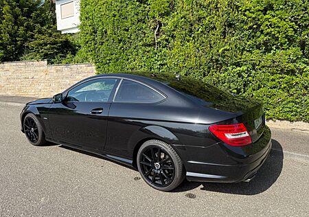 Mercedes-Benz C 180 Coupé - AMG Line - Black-Optik