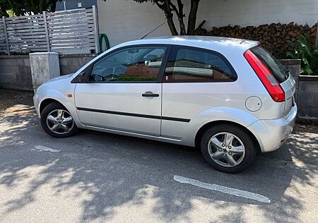 Ford Fiesta 1,3L Silber Ghia