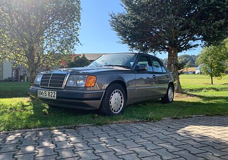 Mercedes-Benz E 260 W 124 TÜV neu! Silber Oldtimer