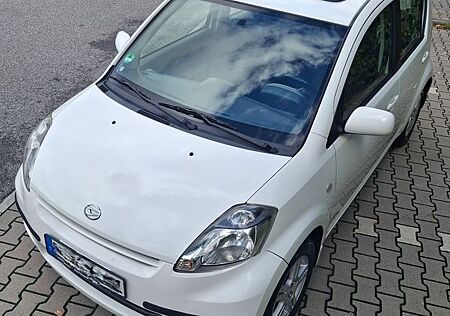Daihatsu Sirion 1.3 ECO 4WD - großes elektr. Faltdach