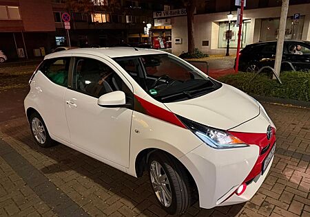 Toyota Aygo (X) Aygo (X) 1,0-l-VVT-i x-play x-play