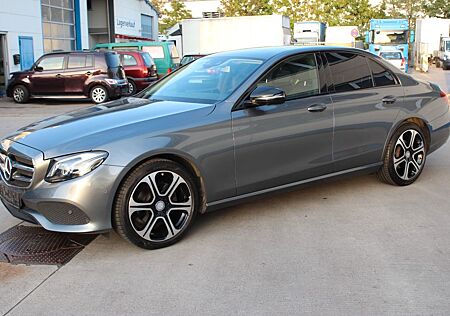 Mercedes-Benz E 220 AVANTGARDE VOLL*LEDER*HEAD UP*AMBIENTE*MULTIBEAM