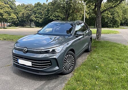 VW Tiguan Volkswagen 2.0 TDI SCR DSG Elegance Standhzg AHK IQ.