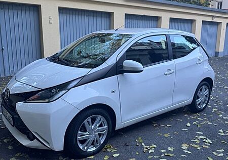 Toyota Aygo (X) Aygo (X) 1,0-l-VVT-i x-play x-play
