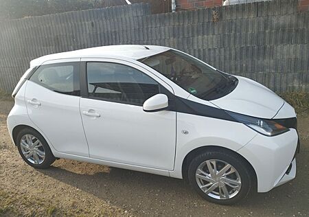 Toyota Aygo (X) Aygo (X) 1,0-l-VVT-i x-play touch x-play touch
