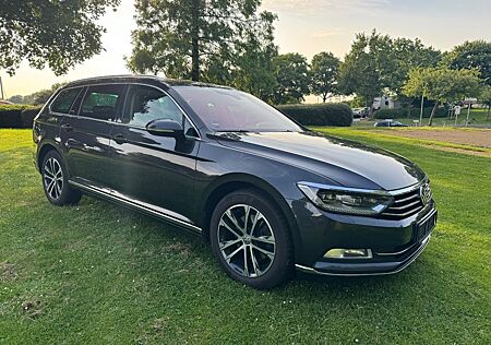 VW Passat Variant Volkswagen Passat Highline Leder Panorama Kamera DSG AHK