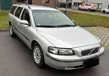 Volvo V70 2.4 TÜV Insp Reifen NEU