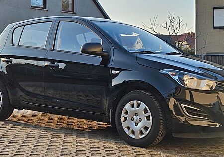 Hyundai i20 1.2 1.Hand scheckheft AHK