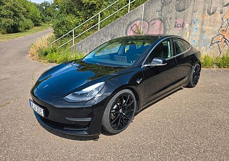 Tesla Model 3 SR+
