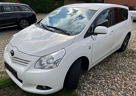 Toyota Verso Executive Reparaturbedürftig