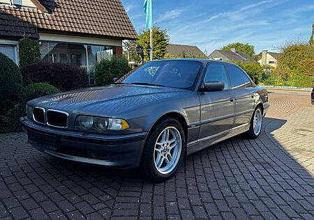 BMW 740i E38, Stratusgrau-Metallic, M-Paket original