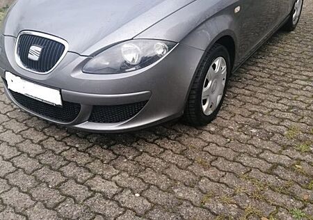 Seat Altea 1.6 Reference grau 8fach bereift und AHK