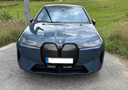 BMW iX xDrive60 Hinterachsenlenkung, AHK, Bowers & W