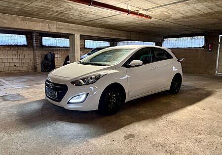 Hyundai i30 blue 1.6 CRDi 100kW Trend DCT Allwetter neu