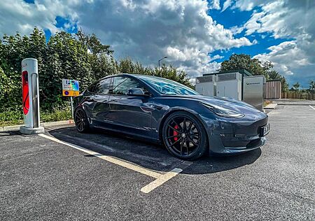 Tesla Model 3 Performance - Allrad, Sportfahrwerk