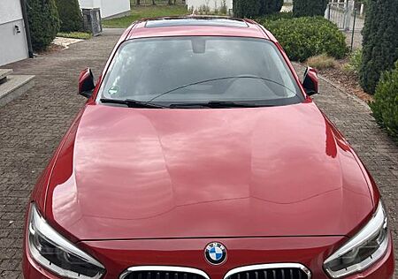 BMW 118i Sport Line: Glasdach, Sportsitz, Lichtpaket