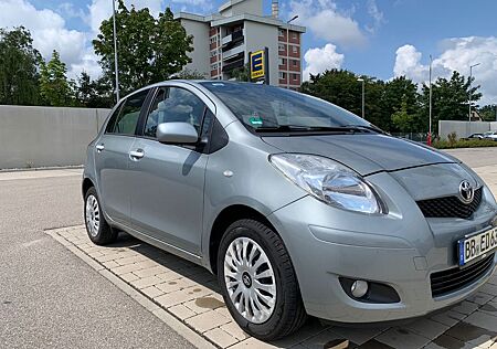 Toyota Yaris Life 1.0 8-fach bereift 95 tkm TÜV 06/27