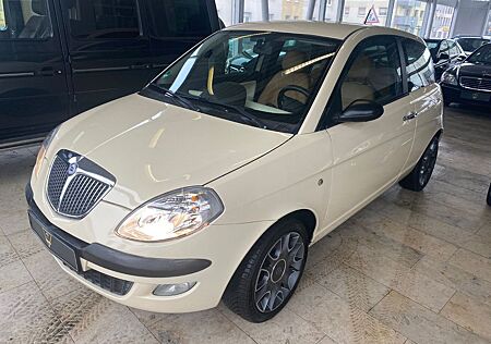 Lancia Ypsilon 1.4 16V Platino/Led./PDC/Klima/