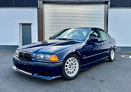 BMW 323i