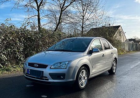 Ford Focus 1,6 Ti-VCT Ghia / Klimaautomatic / TüV Neu