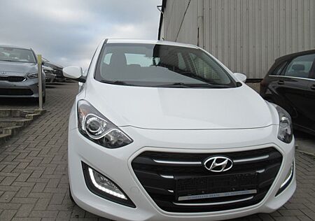 Hyundai i30 YES!- NAVI-KLIMA-PDC-TEMPO-16"ALU-2.HAND