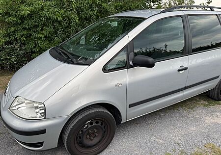 VW Sharan Volkswagen 1.8T / 7-Sitzer / 8-fach bereift mit TÜV