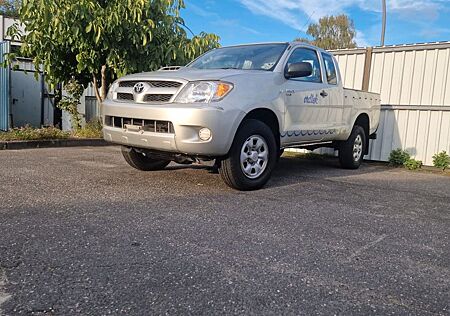 Toyota Hilux 2.5D-4D 4WD CHECKHEFTGEPFLEGT