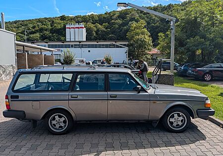 Volvo 240 GLT, 245