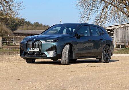 BMW iX xDrive50 - M-Paket, Laser, AHK, 22"