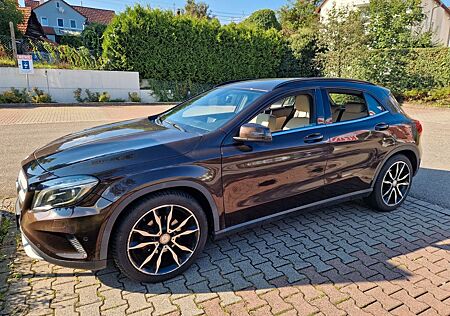 Mercedes-Benz GLA 220 d 4MATIC DCT -