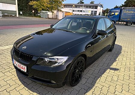BMW 320i ,Scheckheft bei ,18 Zoll,Navi,LED,Top,