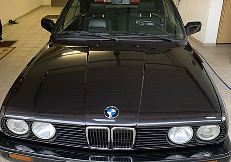 BMW 320i , E30, Cabrio, schwarzmetallic, Leder