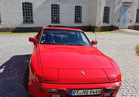 Porsche 944 rot komplett restauriert und lackiert