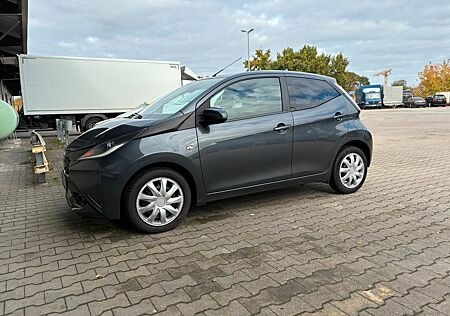 Toyota Aygo (X) Aygo (X) 1,0-l-VVT-i x-clusiv x-shift x-clusiv