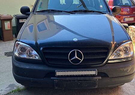 Mercedes-Benz ML 230 -