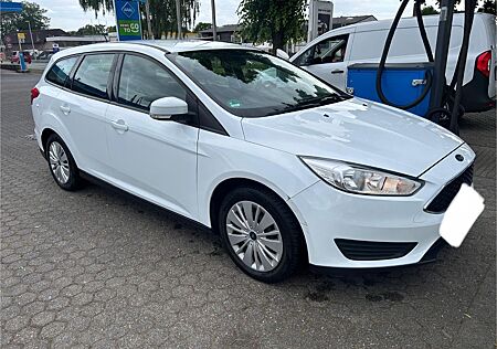 Ford Focus 1.0 74kW Turnier Anhängerk. Beheizbare Fro
