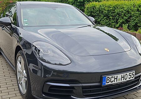 Porsche Panamera 4 -