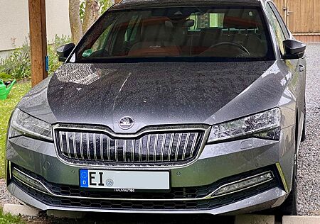 Skoda Superb L&K AHK Sitzbelftg Sthzg Matrix LED ACC Parkass.