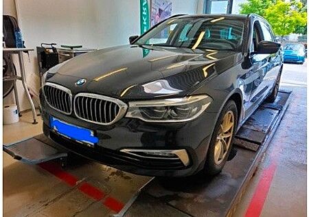 BMW 520d Luxury Line HUD/AHK/Park&DrivAss/KomfSitze