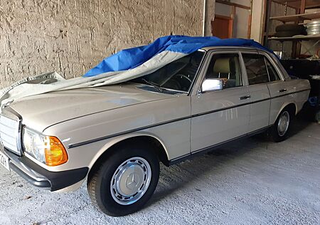 Mercedes-Benz 200 W 123 nur 58 TKm, rostfrei