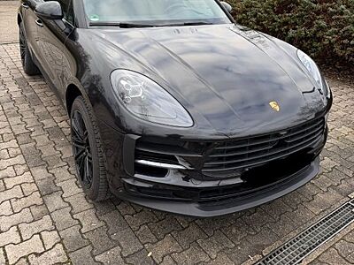 Porsche Macan - -