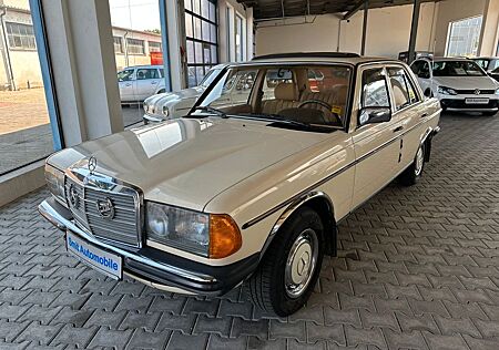 Mercedes-Benz E 200 200 E W123 Limousine mit Schiebedach