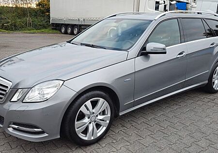 Mercedes-Benz E 220 CDI T AVANTG./NAVI/KLIMA/LEDER/17"ALU/AHK