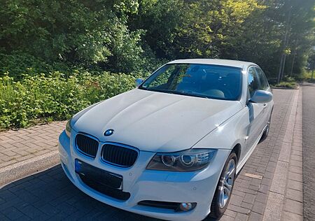 BMW 318i - e90