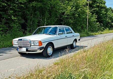 Mercedes-Benz 230 E TÜV NEU Automatik Gutachten W123