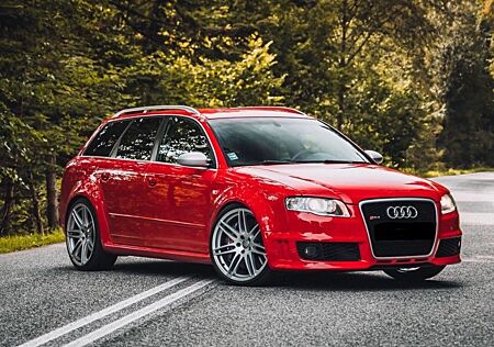 Audi RS4 4.2 quattro Avant Misano red
